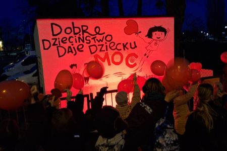 Zdjęcie - Dzieciństwo MOCY BEZ PRZEMOCY.