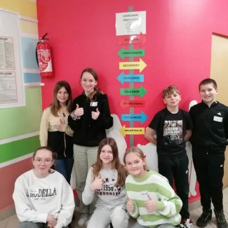 Zdjęcie główne aktualności Na czerwonej "ściance przyjaźni" w Ośrodku