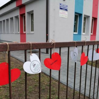 Zdjęcie główne aktualności Liderzy z Dwójki zawiesili "serca życzliwości" na płocie MOPIRPA